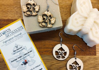 Boucles d'oreilles avec logo pour la Savonnerie Rochet de Saint-Erme