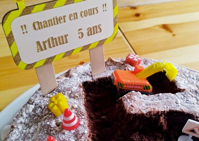 Cake topper panneau de chantier pour l'anniversaire d'Arthur 5 ans