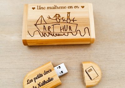 Cadeau pour maitresse Nathalie : Clé USB et sa boîte personnalisé avec un dessin d'Arthur gravé
