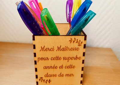 Cadeau pour maitresse : Pot à crayon personnalisé