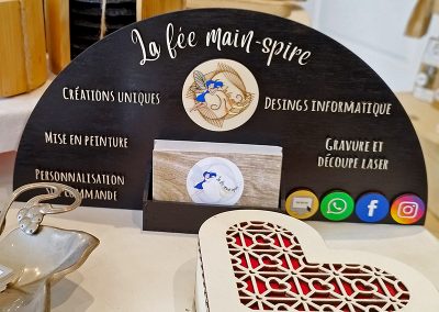 Présentoir explicatif avec porte carte de visite pour La fée main-spire (présent à la Savonnerie de Saint-Erme)
