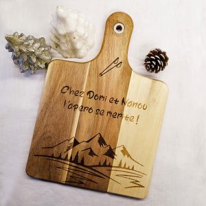 la fee main spire gravure personnalisee planche a decouper apero montagne grand format