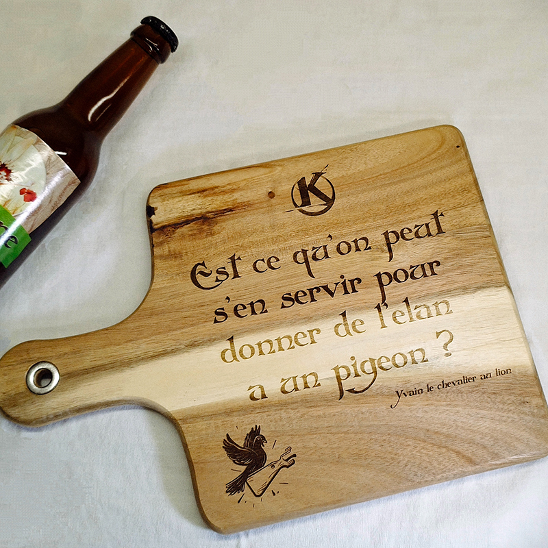 la fee main spire gravure personnalisee planche a decouper kaamelott grand format